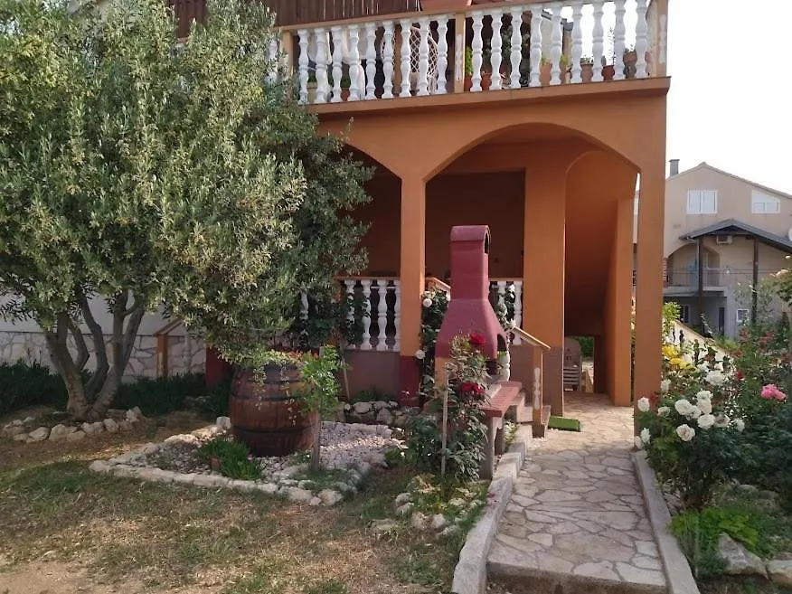 Apartment In Nin With Terrace, Air Conditioning, Wi-Fi