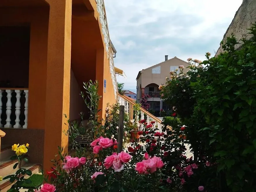 Apartment In Nin With Terrace, Air Conditioning, Wi-Fi 0*,