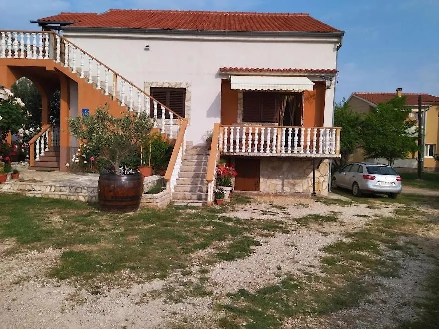 Apartment In Nin With Terrace, Air Conditioning, Wi-Fi