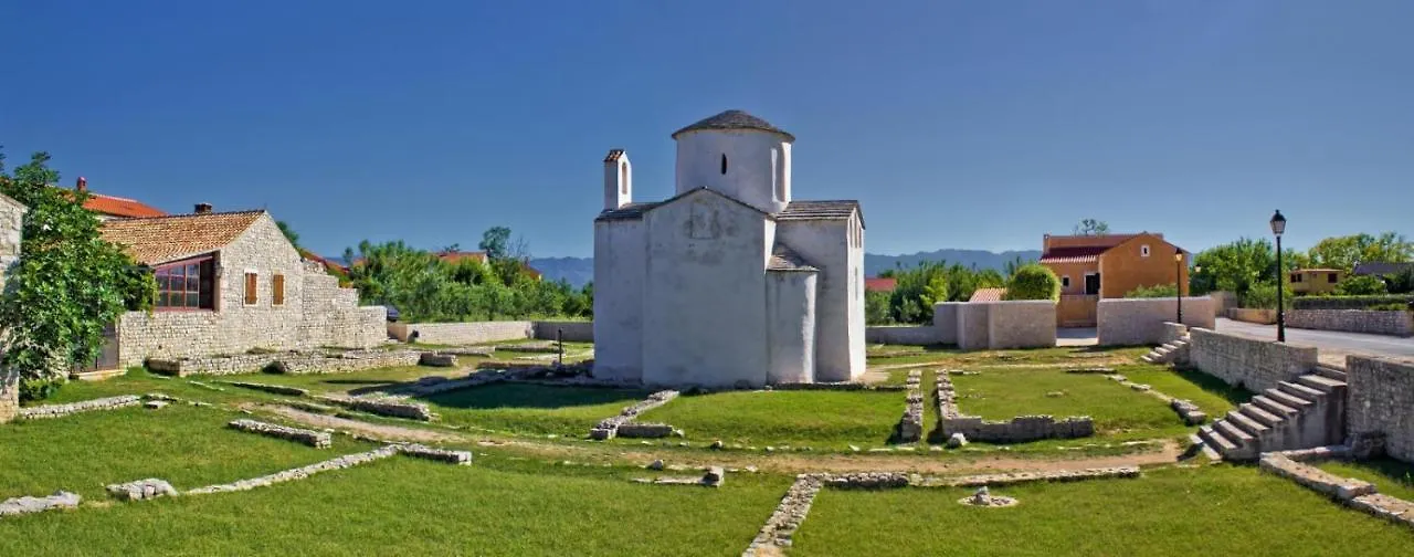 Apartment In Nin With Terrace, Air Conditioning, Wi-Fi