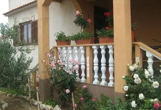 Apartment In Nin With Terrace, Air Conditioning, Wi-Fi